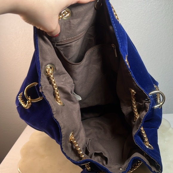 Women’s shoulder bag velvet bucket bag with gold chain drawstring in navy - Picture 5 of 12